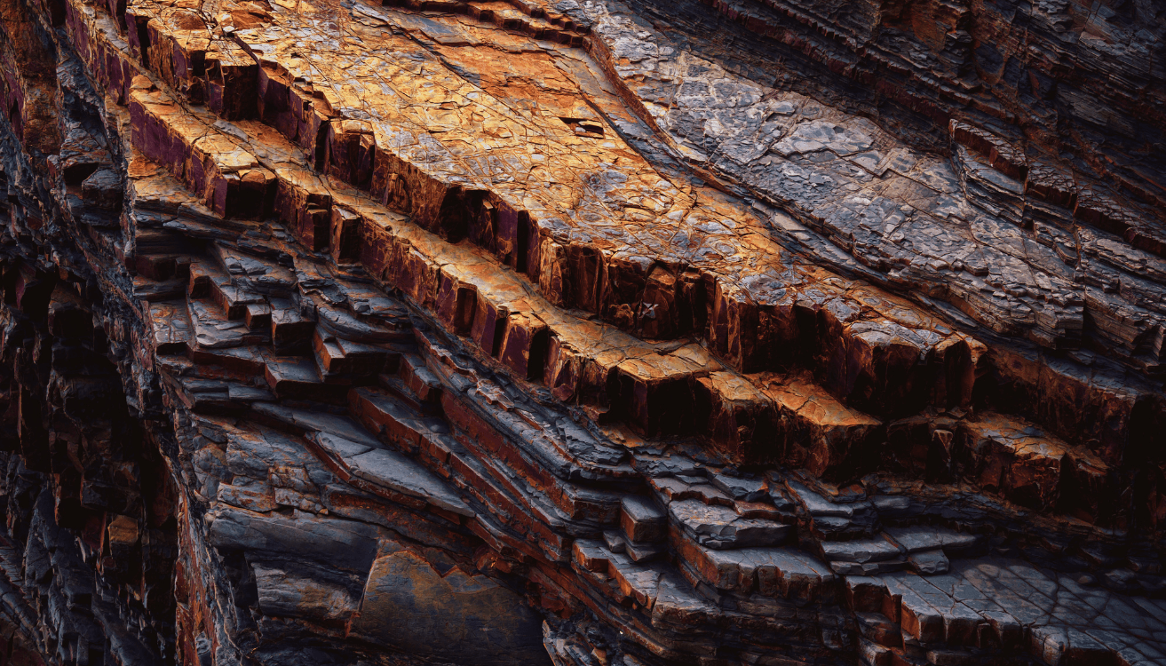 Detalle de estratos rocosos con vetas minerales en faena de explotación